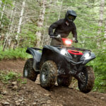 2025-Yamaha-YFM700FWAD-25-EU-Grey_Metallic_Red-Action-001-03